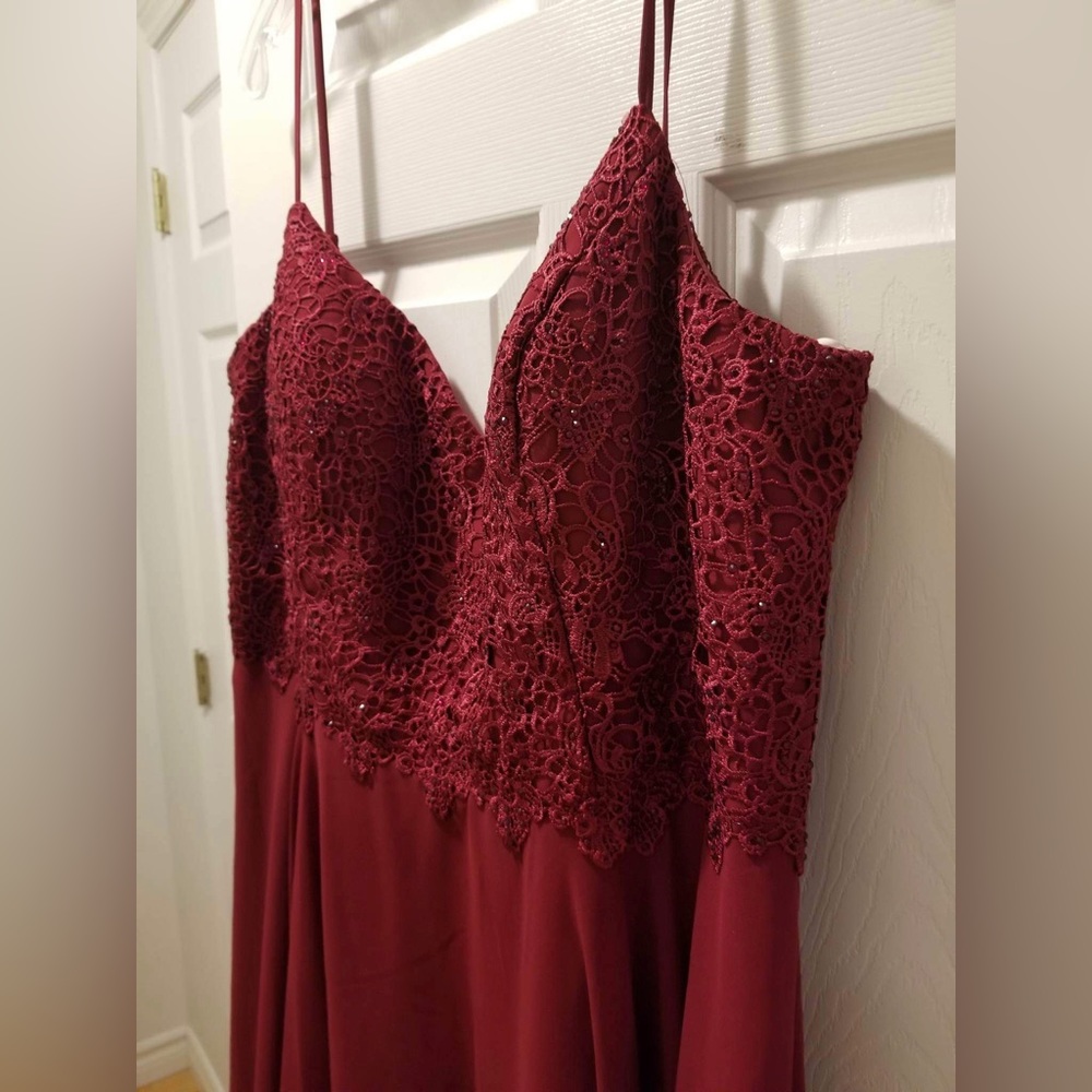 GORGEOUS FORMAL DRESS - Picture 2 of 4